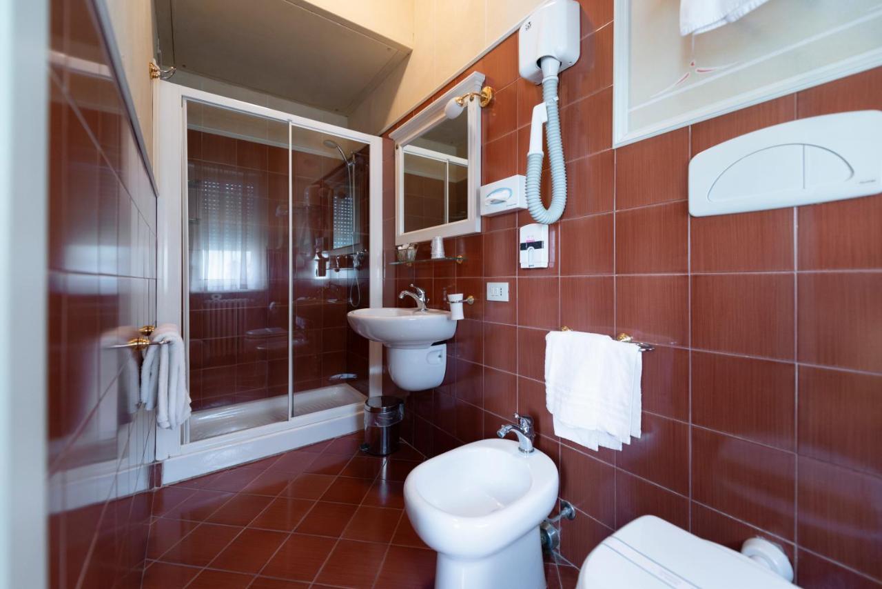 ליבורנו Hotel Gennarino מראה חיצוני תמונה